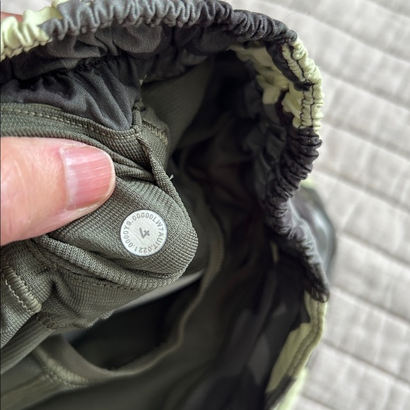 Lululemon hotty hot neon army green, gray camo, running lined shorts women’s 4 - Picture 5 of 13
